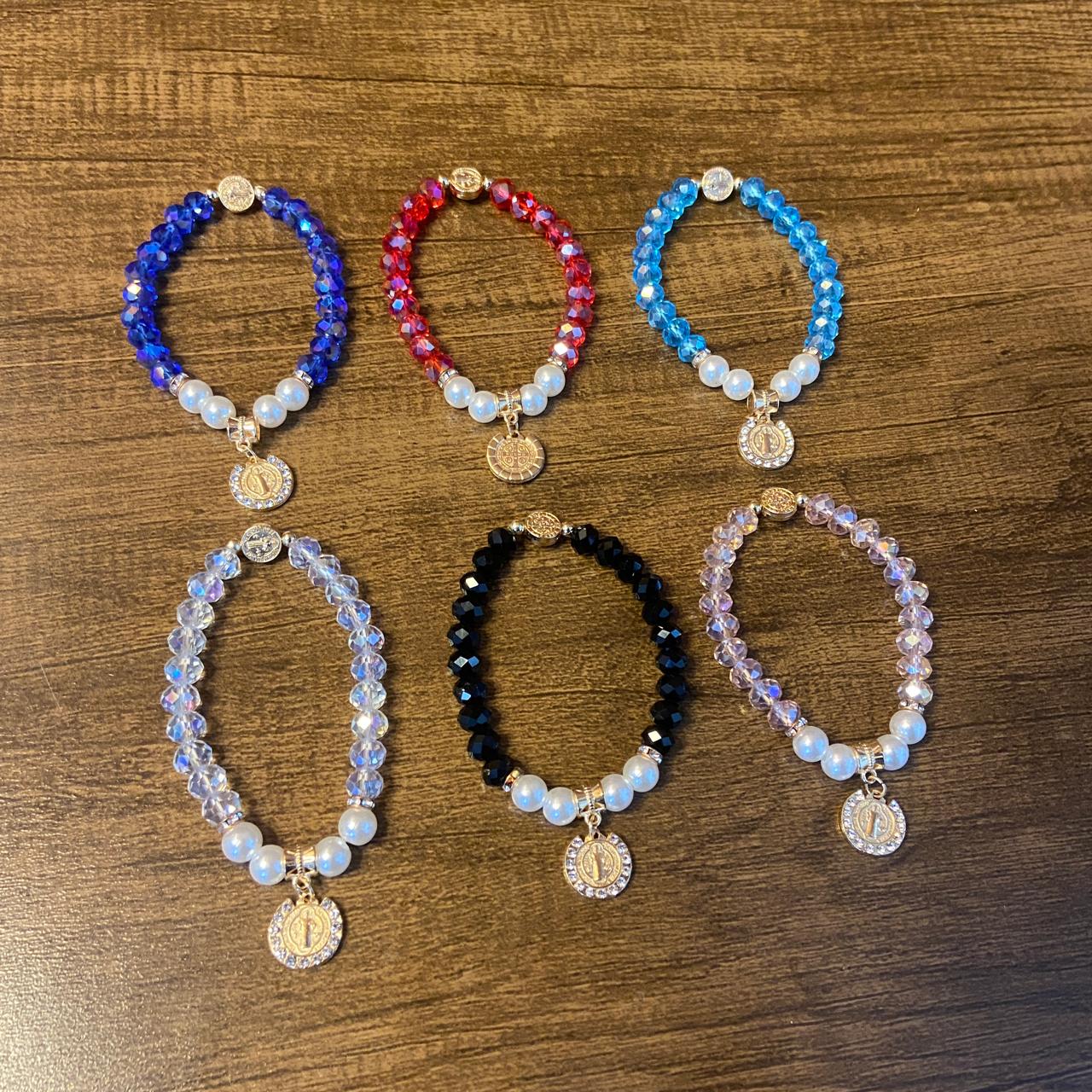 PULSEIRA CRISTAL COM PÉROLA MEDALHA SÃO BENTO CORES SORTIDAS  ( 06 UNIDADES