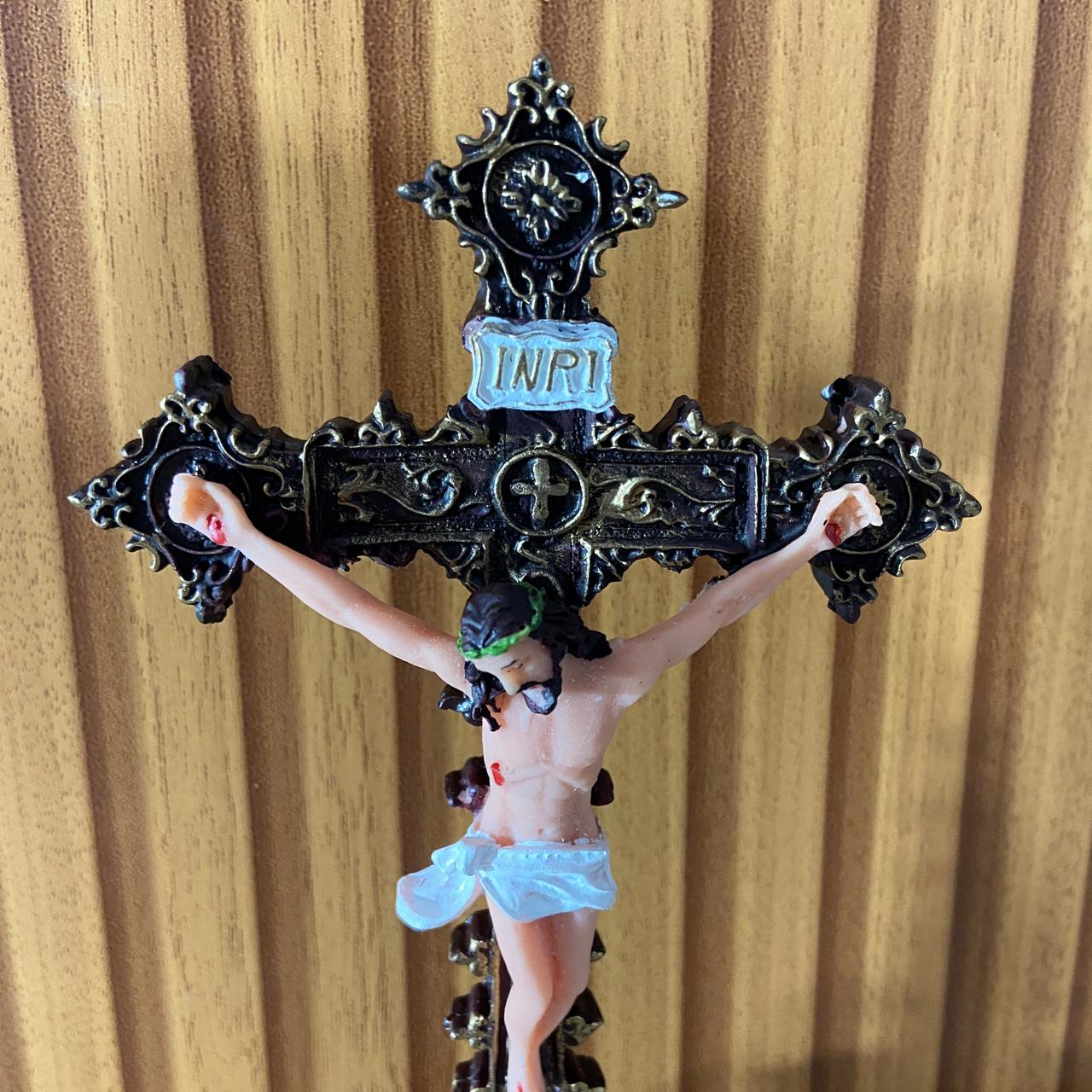 CRUCIFIXO DE RESINA NACIONAL MESA 18CM (1 UNIDADE)