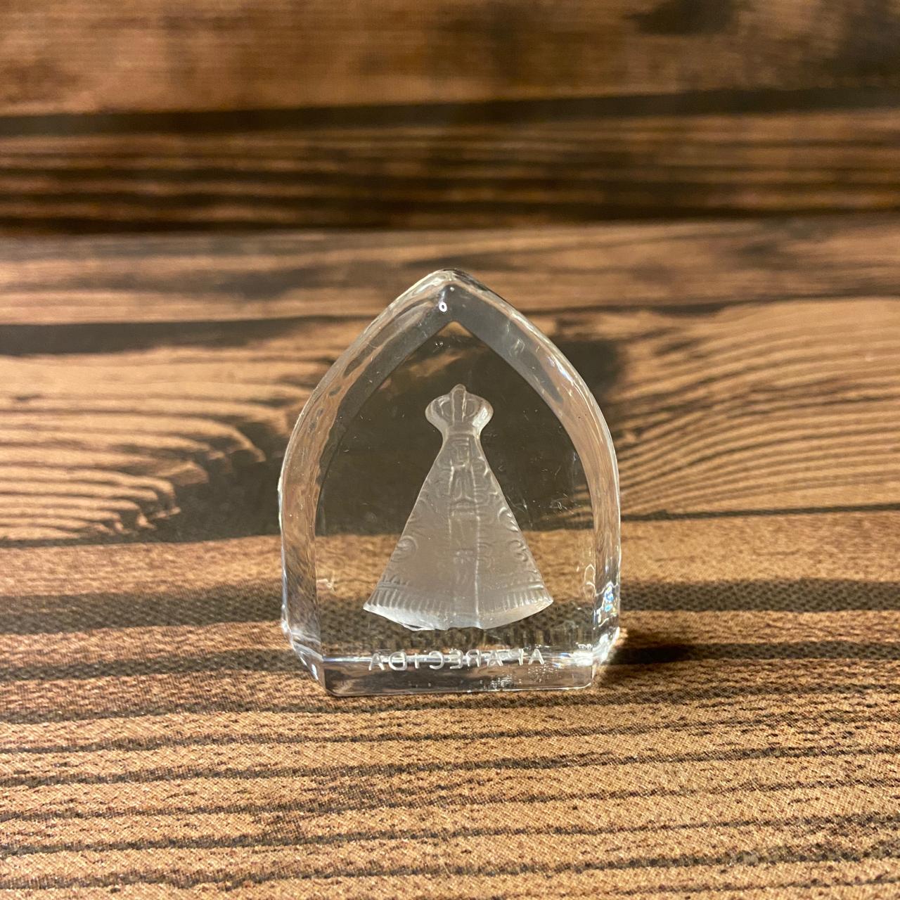 ENFEITE DE MESA CRISTAL NOSSA SENHORA APARECIDA VITRAL  6CM (1 UNIDADE)