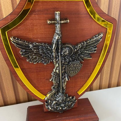 ADORNO DE MESA MADEIRA ESCUDO SÃO MIGUEL ARCANJO  METAL OURO VELHO 20CM (1 UNIDADE)