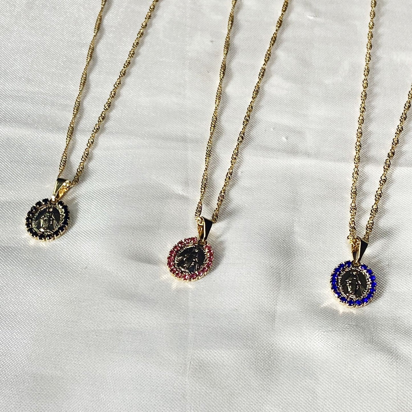 CORRENTE DOURADA OVAL NOSSA SENHORA DAS GRAÇAS P COM STRASS CORES SORTIDAS (3 UNIDADES)