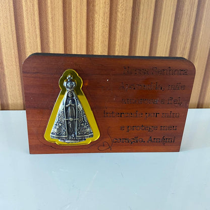 ADORNO DE MESA MADEIRA COM ORAÇÃO NOSSA SENHORA APARECIDA METAL OURO VELHO 7,7CM (1 UNIDADE)