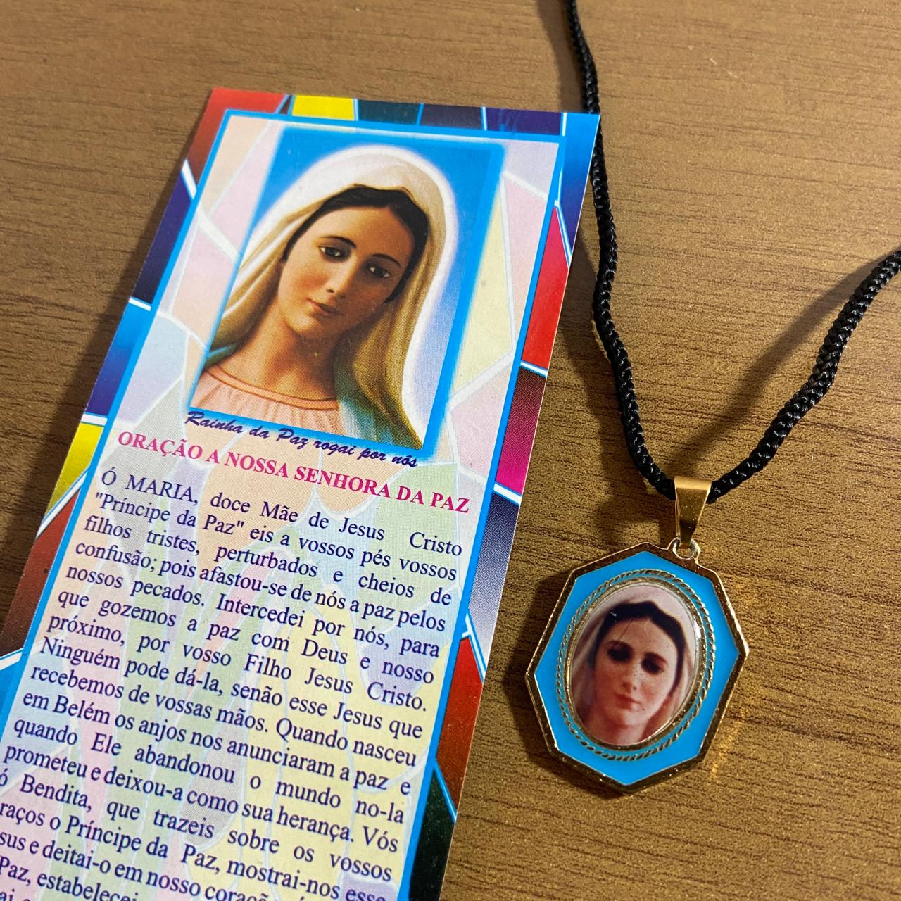 CORDÃO COM MEDALHA RESINADA RAINHA DA PAZ  (1 UNIDADES)