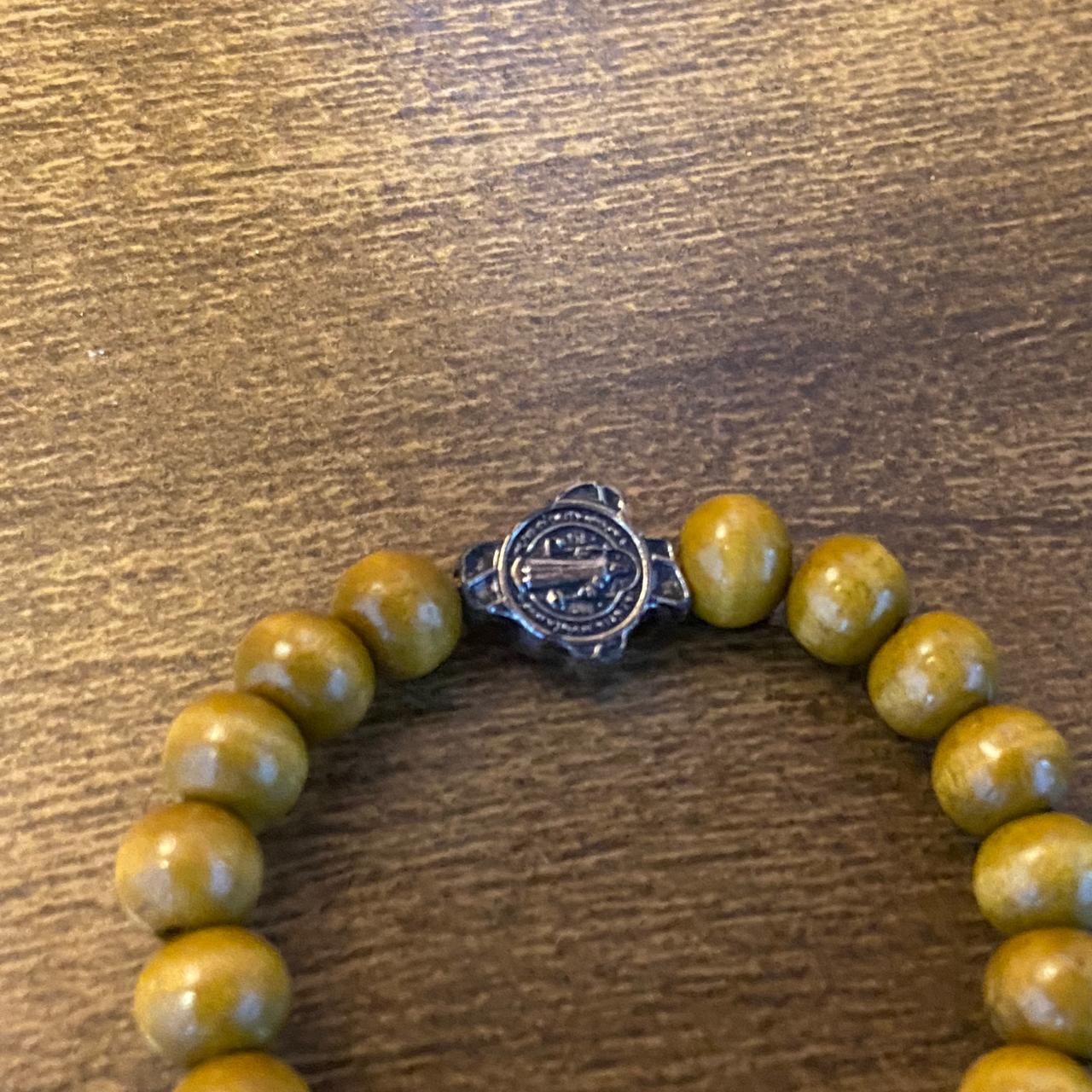 PULSEIRA DE MADEIRA MARROM REGULAVEL MEDALHA SÃO BENTO (3 UNIDADES)