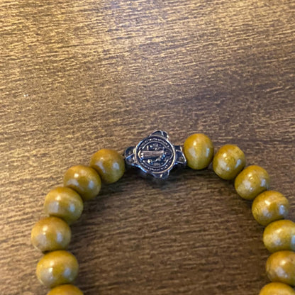 PULSEIRA DE MADEIRA MARROM REGULAVEL MEDALHA SÃO BENTO (3 UNIDADES)