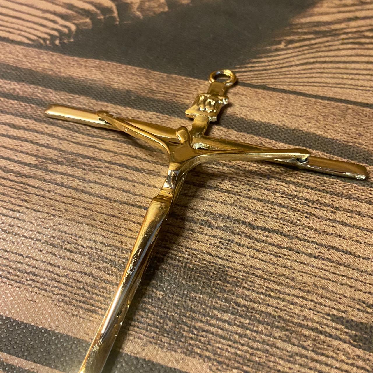 CRUCIFIXO DE PAREDE METAL DOURADO (01 UNIDADE)