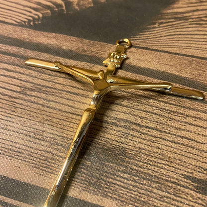 CRUCIFIXO DE PAREDE METAL DOURADO (01 UNIDADE)