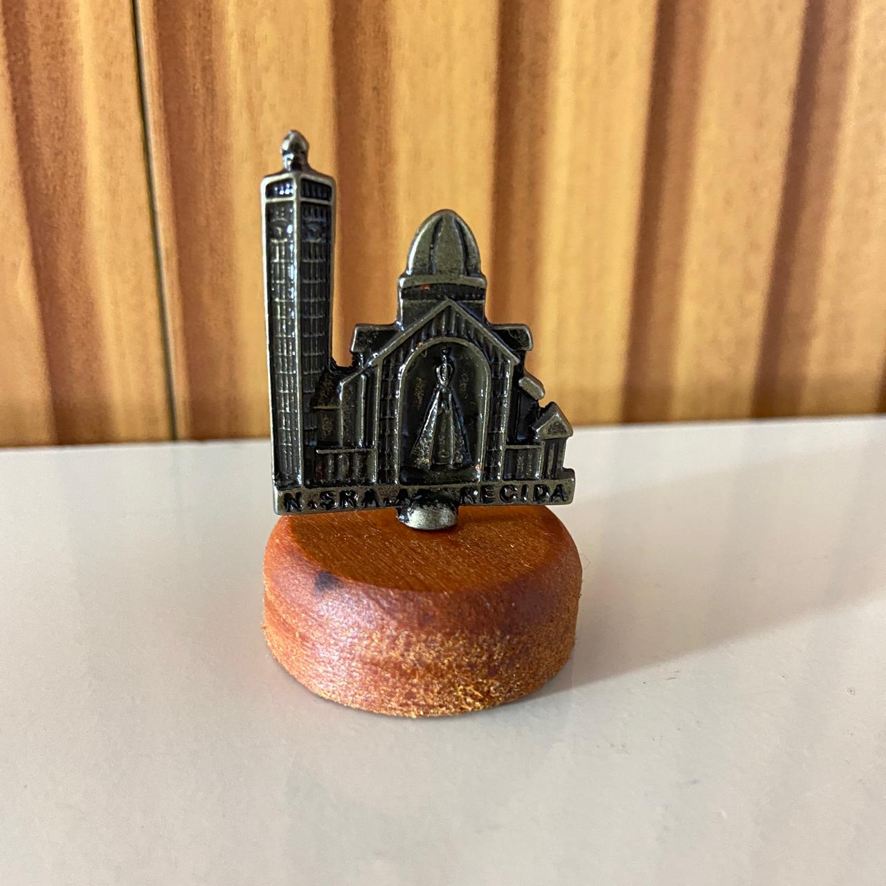 IMAGEM DE MESA METAL OURO VELHO BASÍLICA DE NOSSA SENHORA APARECIDA BASE DE MADEIRA 4,7CM (1 UNIDADE)