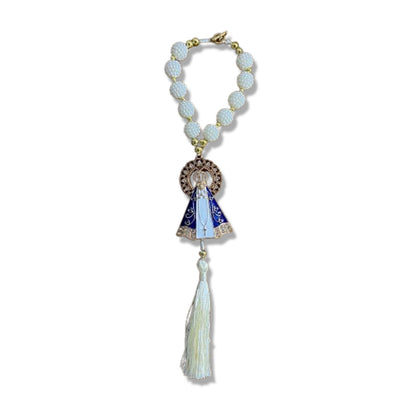 DEZENA PARA CARRO NOSSA SENHORA APARECIDA COM AURÉOLA STRASS BRANCO AMORA BRANCA 12MM (3 UNIDADES)