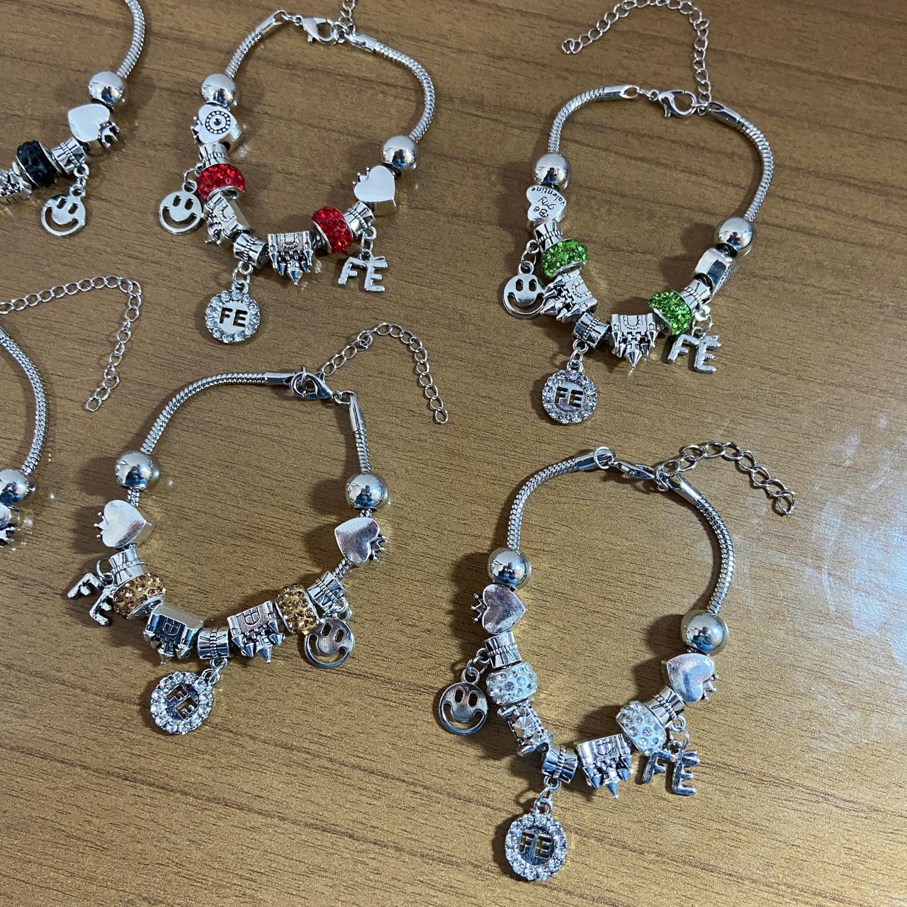 PULSEIRA PRATEADA FÉ COM BERLOQUES  (6 UNIDADES)