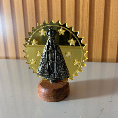 IMAGEM DE MESA METAL OURO VELHO NOSSA SENHORA APARECIDA COM ACRÍLICO E BASE DE MADEIRA 7CM (1 UNIDADE)