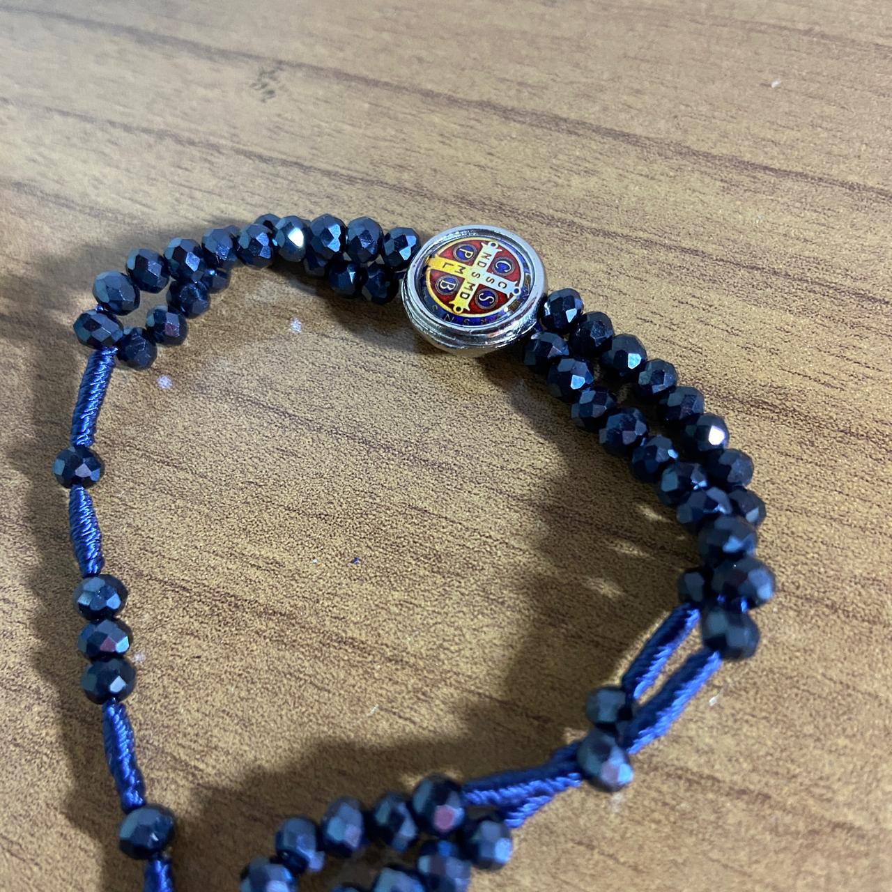 TERÇO PULSEIRA CRISTAL GRAFITE COM MEDALHA RESINADA SÃO BENTO  (3 UNIDADES)