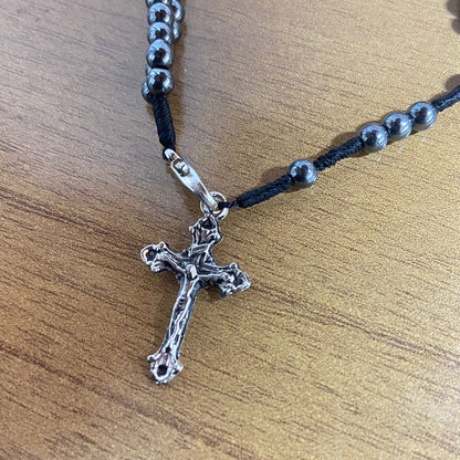 TERÇO PULSEIRA HEMATITA MEDALHA RESINADA NOSSA SENHORA DE FÁTIMA  ( 6 UNIDADES)