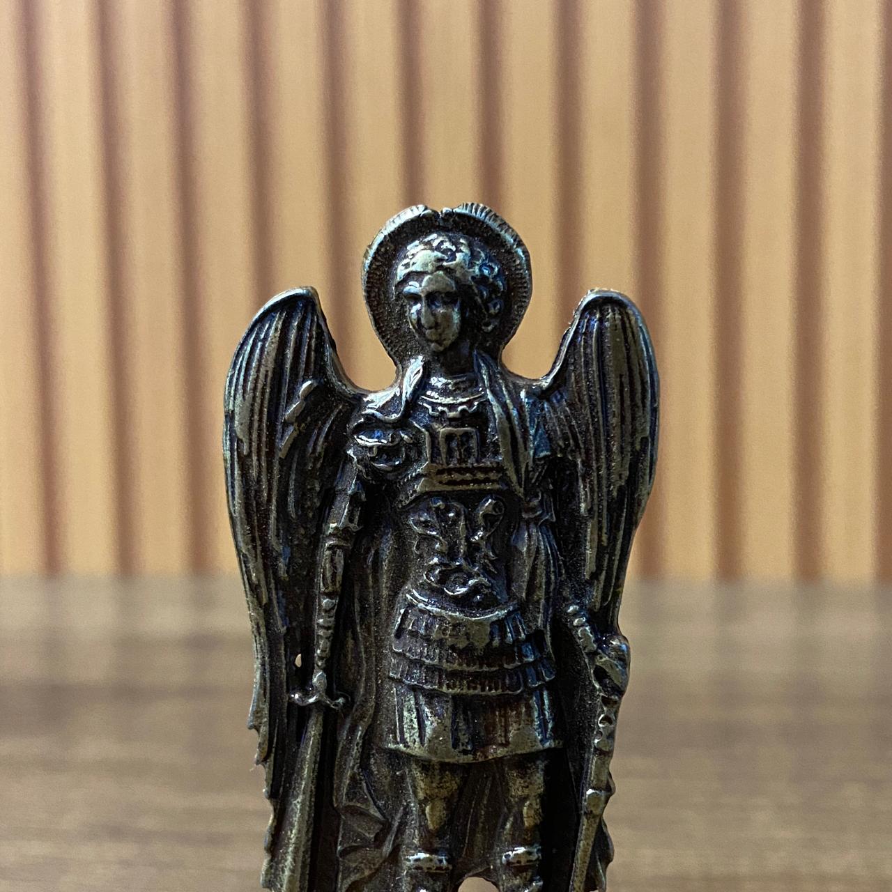 IMAGEM DE MESA METAL OURO VELHO SÃO MIGUEL ARCANJO COM BASE DE MADEIRA 09CM (1 UNIDADE)