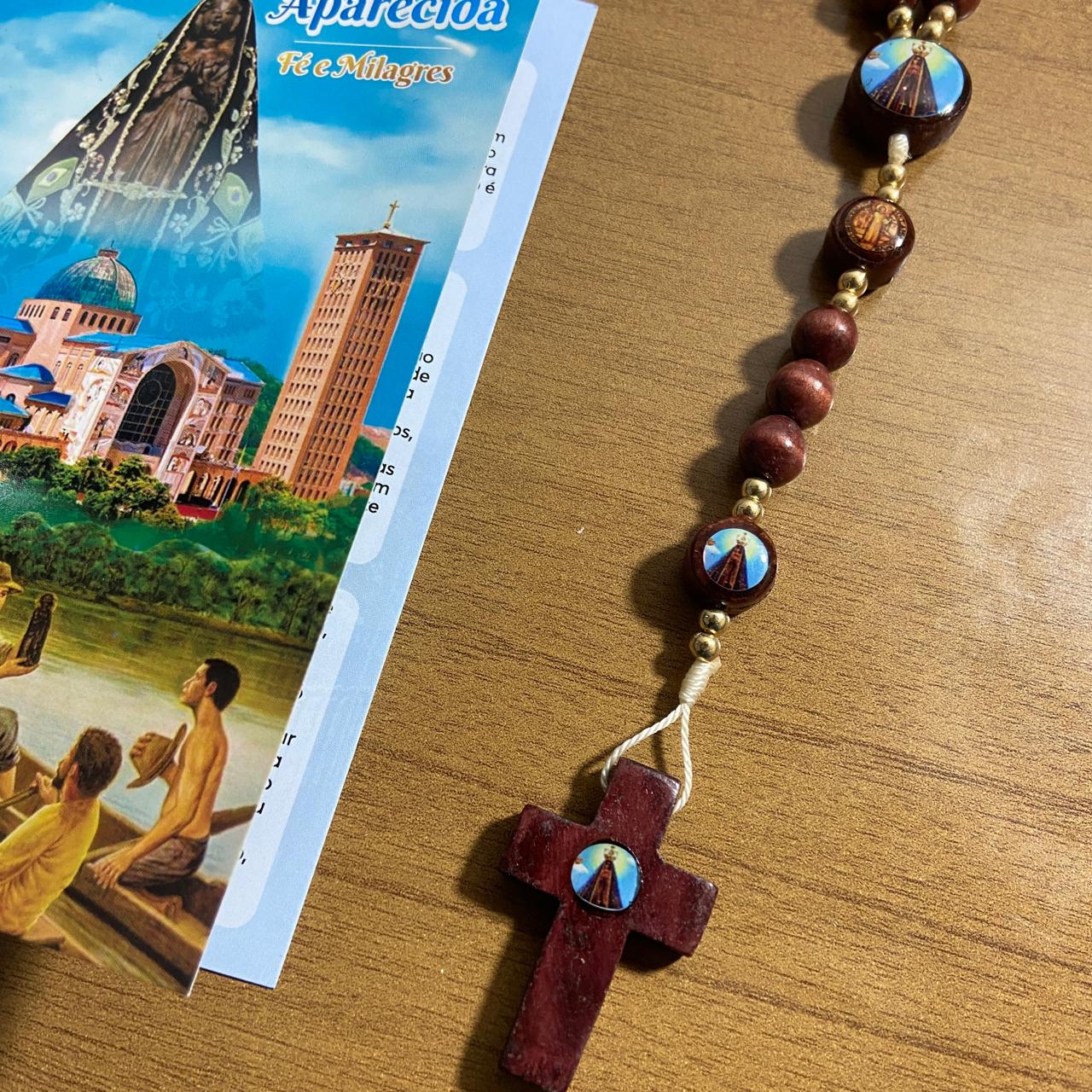 TERÇO DE MADEIRA NOSSA SENHORA APARECIDA E MEDALHA SÃO BENTO 7 MEDALHAS 8MM (3 UNIDADES)