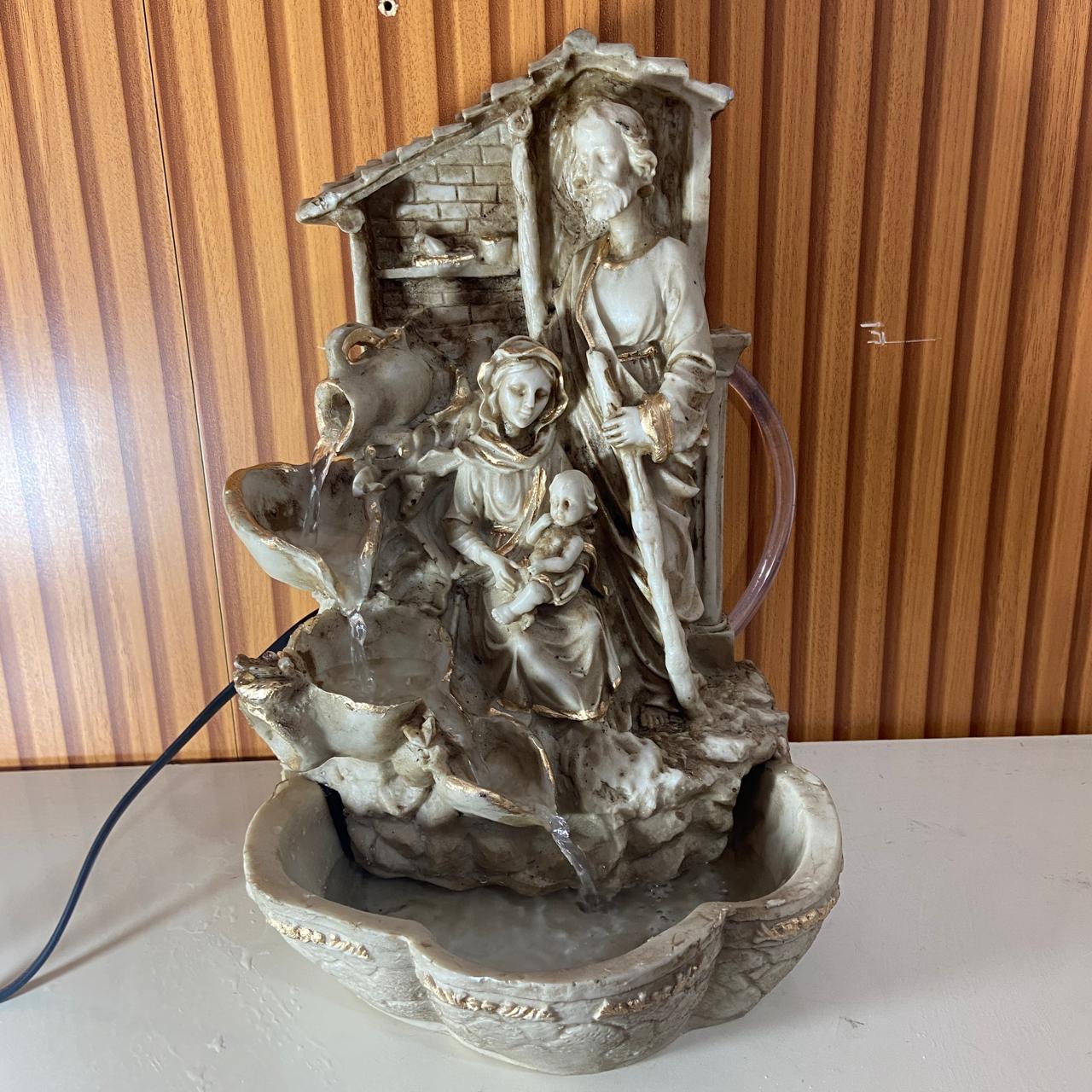 FONTE DE RESINA NACIONAL SAGRADA FAMÍLIA MOD2 33CM (1 UNIDADE)