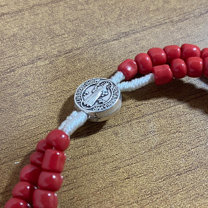 TERÇO PULSEIRA MIÇANGA VERMELHA MEDALHA SÃO BENTO 4MM (6 UNIDADES)