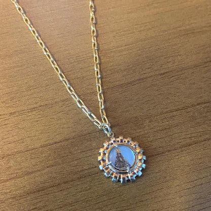 CORRENTE DOURADA COM PINGENTE RESINADO NOSSA SENHORA APARECIDA  ( 1 UNIDADE)