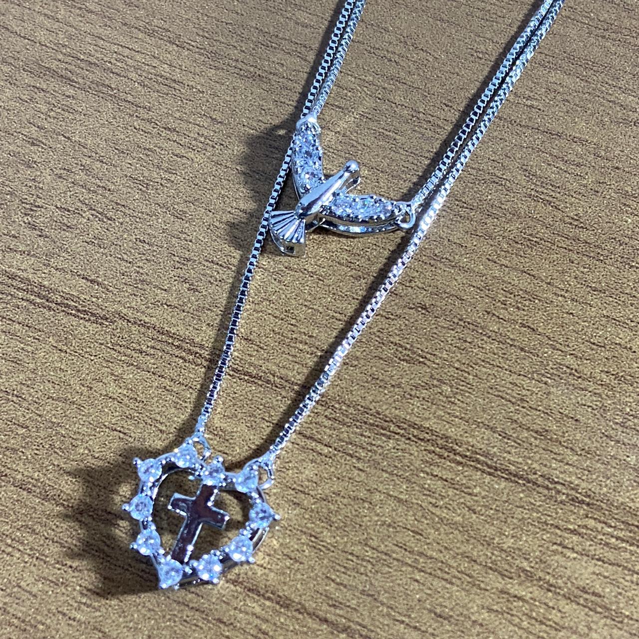 CONJUNTO COLARES PRATEADO DIVINO ESPÍRITO SANTO E CRUZ COM STRASS   (1 UNIDADE)