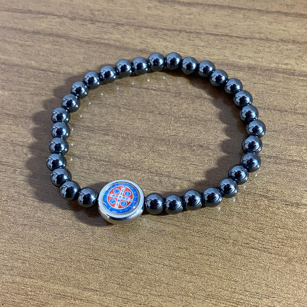 PULSEIRA HEMATITA MEDALHA RESINADA SÃO BENTO  ( 5 UNIDADES)