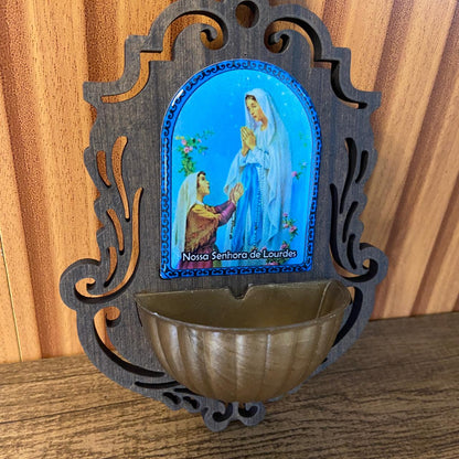 PORTA AGUA BENTA MDF NOSSA SENHORA DE LOURDES 16CM (1 UNIDADE)