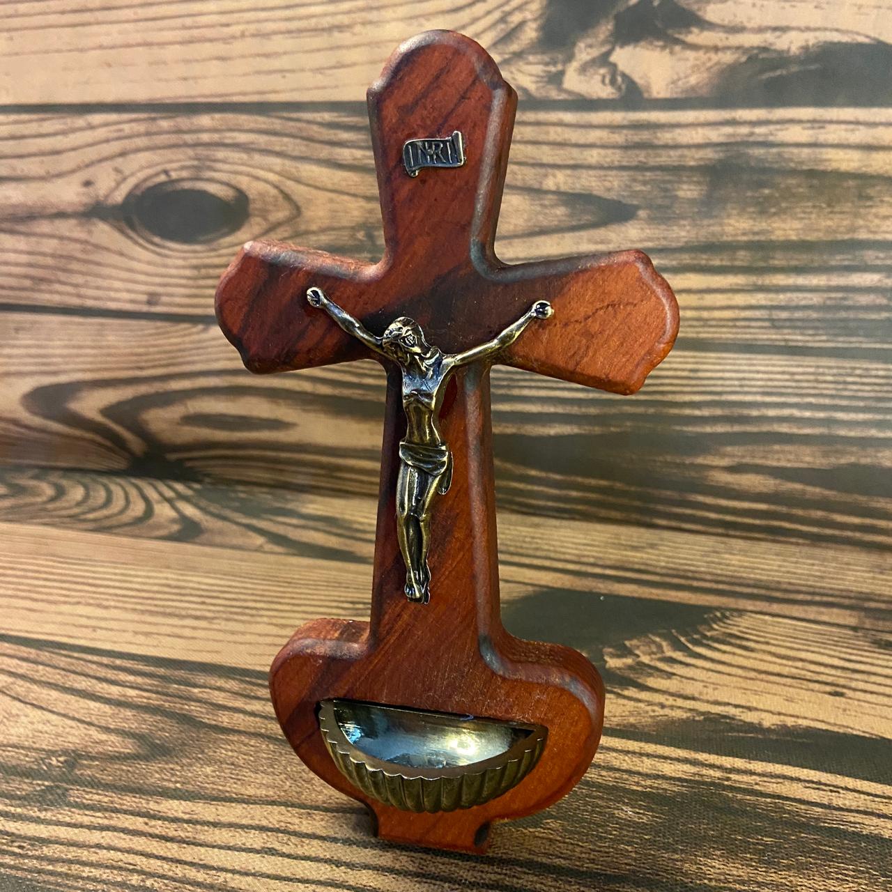 CRUCIFIXO DE PAREDE PORTA ÁGUA BENTA 21,5CM (1 UNIDADE)