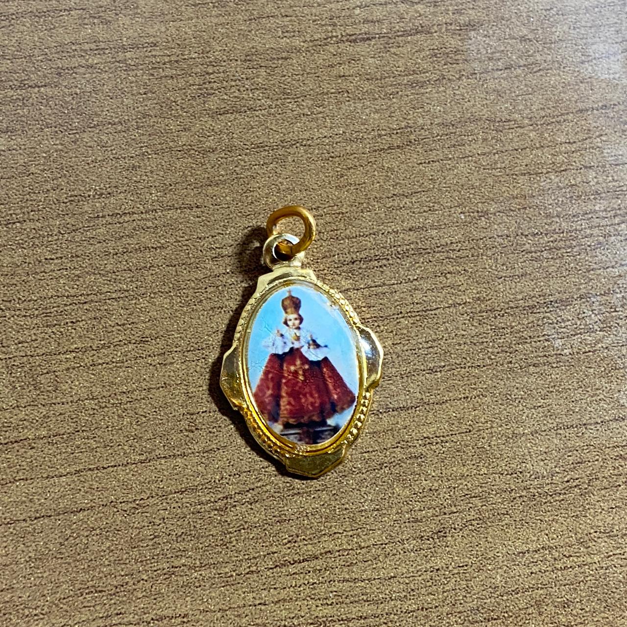 MEDALHA ALUMINIO MENINO JESUS DE PRAGA (12UNIDADES)
