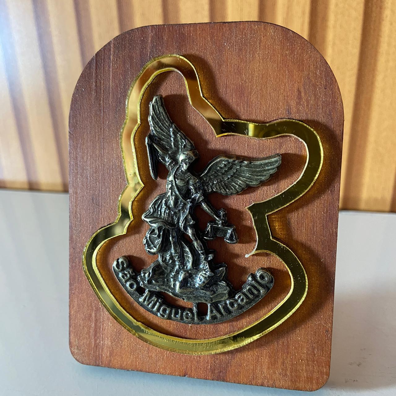 ADORNO DE MESA MADEIRA SÃO MIGUEL ARCANJO DE METAL COM ACRÍLICO 10CM (1 UNIDADE)