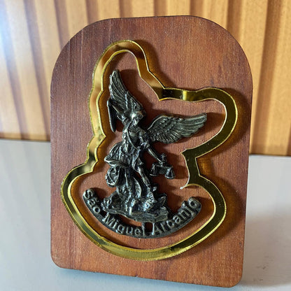 ADORNO DE MESA MADEIRA SÃO MIGUEL ARCANJO DE METAL COM ACRÍLICO 10CM (1 UNIDADE)