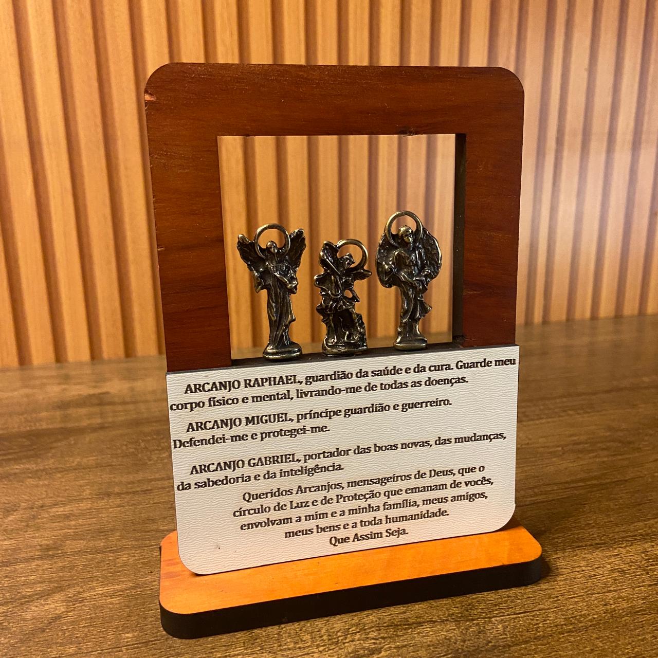 ADORNO DE MESA MADEIRA TRÊS ARCANJOS DE METAL COM ORAÇÃO 17CM (1 UNIDADE)