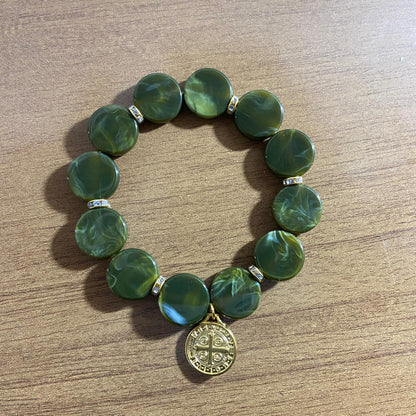 PULSEIRA ACRÍLICA VERDE COM MEDALHA SÃO BENTO (03 UNIDADES)
