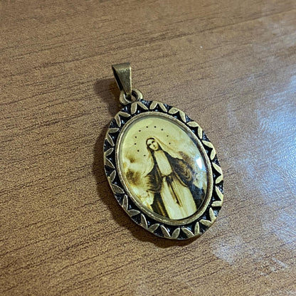 PINGENTE OURO VELHO RESINADO NOSSA SENHORA DAS GRAÇAS  (6 UNIDADES)