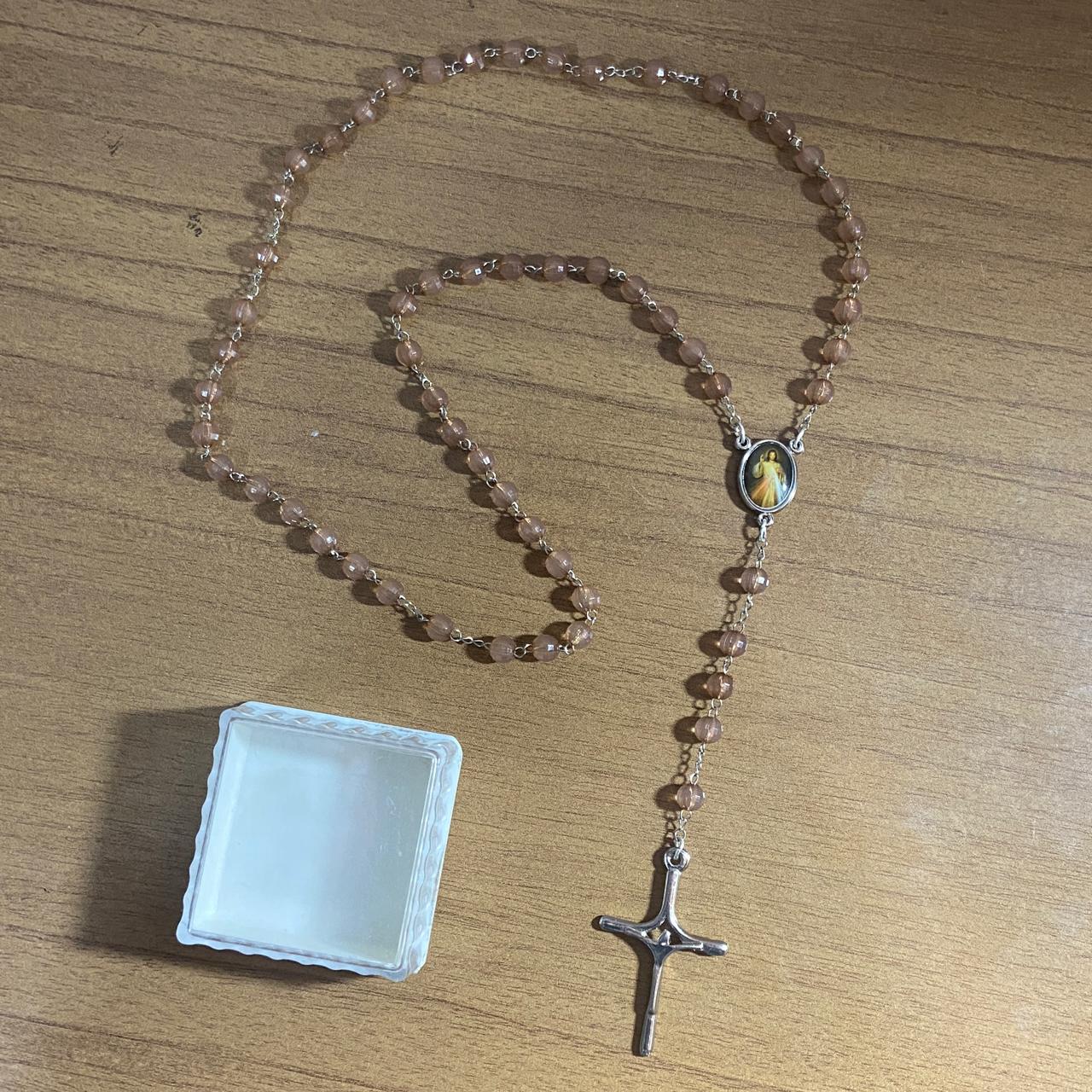TERÇO CRISTAL JESUS MISERICORDIOSO E PAPA JOÂO PAULO II 06MM (1 UNIDADE)