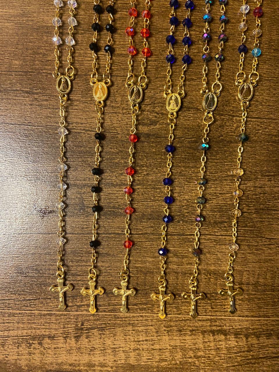 TERÇO CRISTAL NA GARRAFA NOSSA SENHORA APARECIDA CORES SORTIDAS 4MM DOURADO (12 UNIDADES)