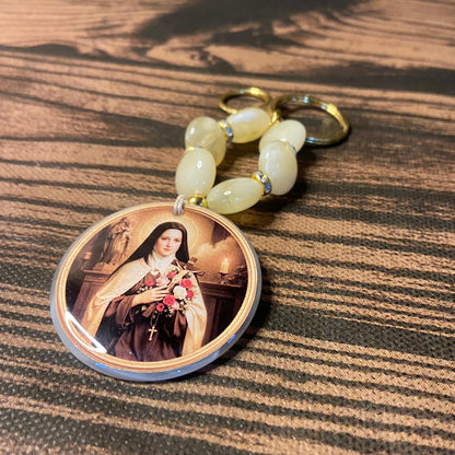 CHAVEIRO LUXO MEDALHA RESINADA SANTA TERESINHA MOD2  (1 UNIDADE)