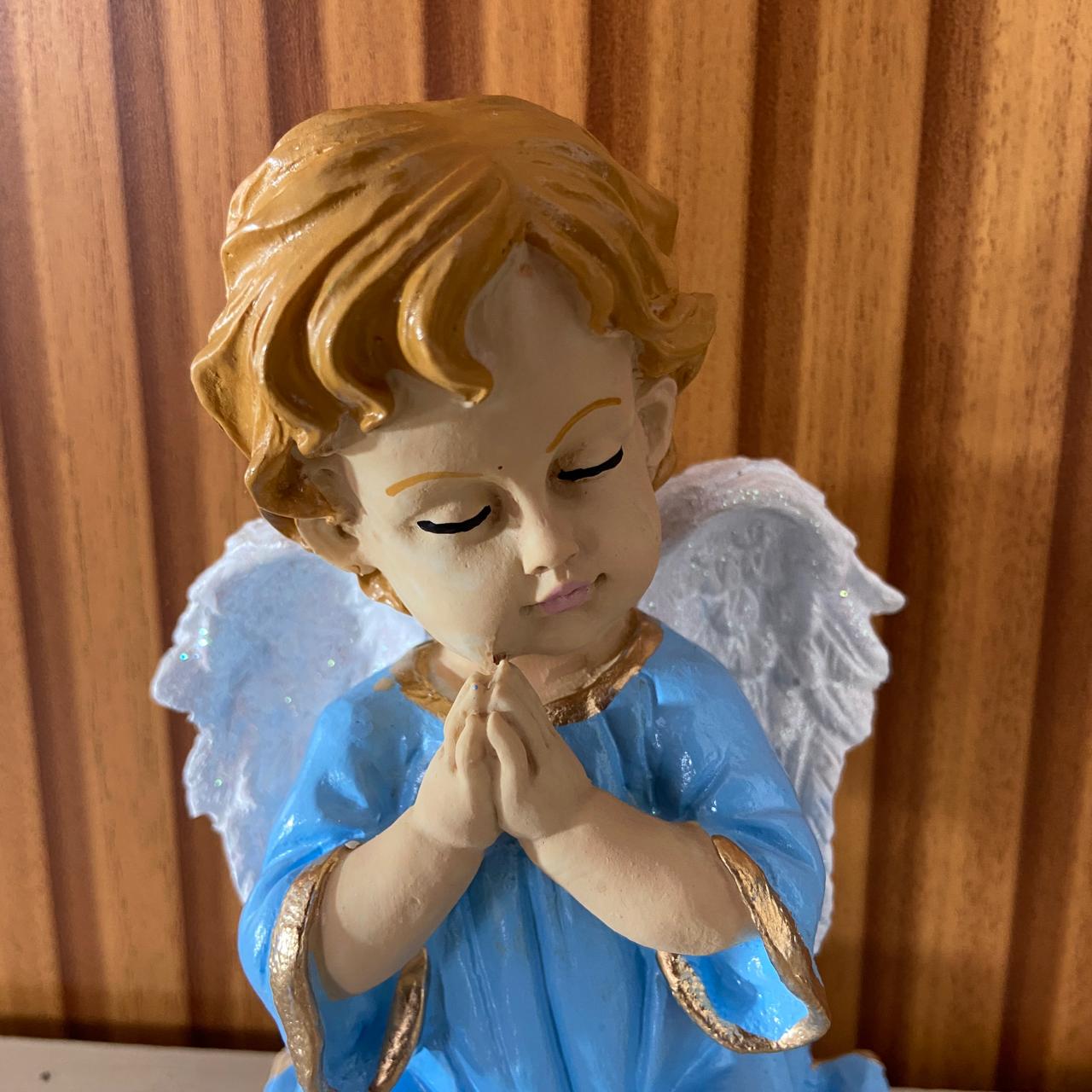 IMAGEM DE RESINA NACIONAL ANJINHO AZUL REZANDO 15CM (1 UNIDADE)