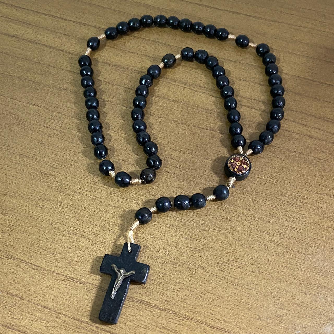 TERÇO DE MADEIRA SÃO BENTO PRETO 08MM (12 UNIDADES)