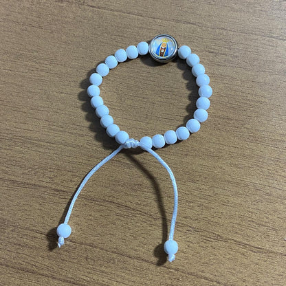 PULSEIRA BRANCA REGULÁVEL COM MEDALHA RESINADA NOSSA SENHORA APARECIDA (6 UNIDADES)