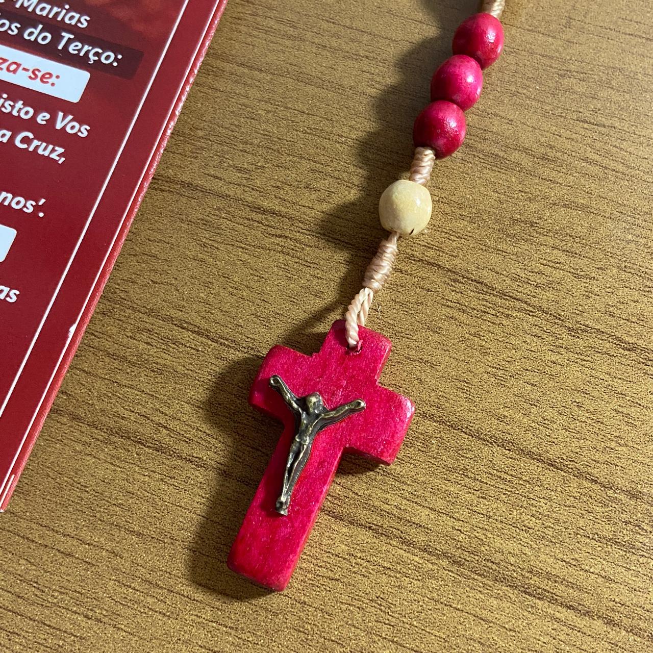 TERÇO DE MADEIRA MÃOS ENSANGUENTADAS DE JESUS 6MM MOD2 (3 UNIDADES)