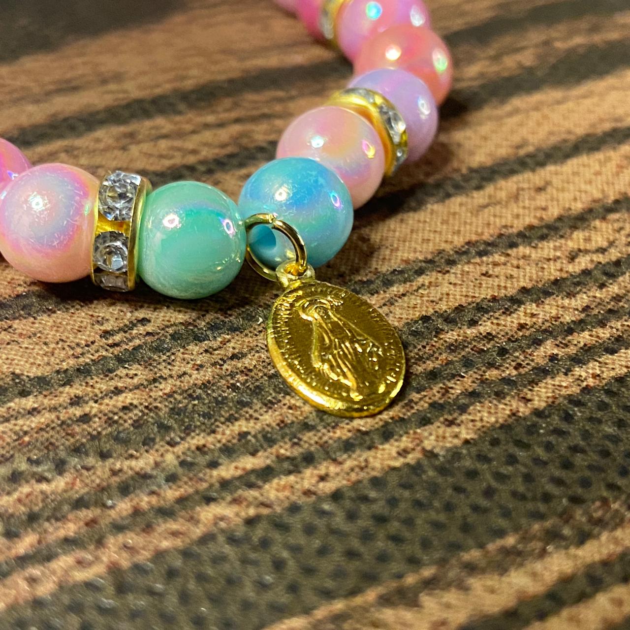 PULSEIRA PÉROLA INFANTIL COM PINGENTE NOSSA SENHORA DAS GRAÇAS (03 UNIDADES)