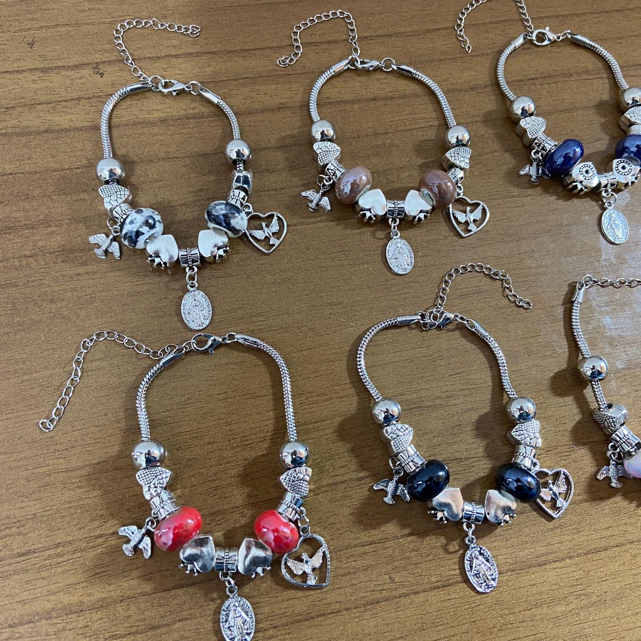 PULSEIRA PRATEADA NOSSA SENHORA DAS GRAÇAS COM BERLOQUES (6 UNIDADES)