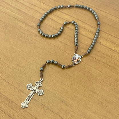 TERÇO DE HEMATITA SAGRADA FAMÍLIA 6MM (3 UNIDADES)