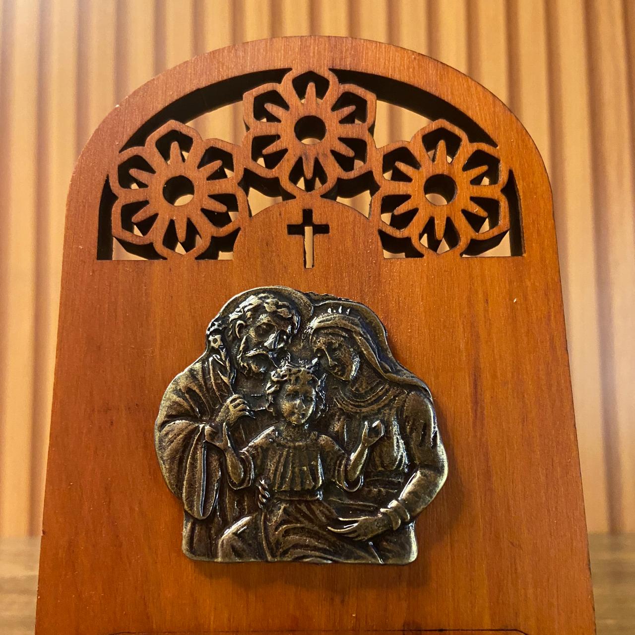 PORTA ÁGUA BENTA DE MADEIRA SAGRADA FAMÍLIA 16CM (1 UNIDADE)