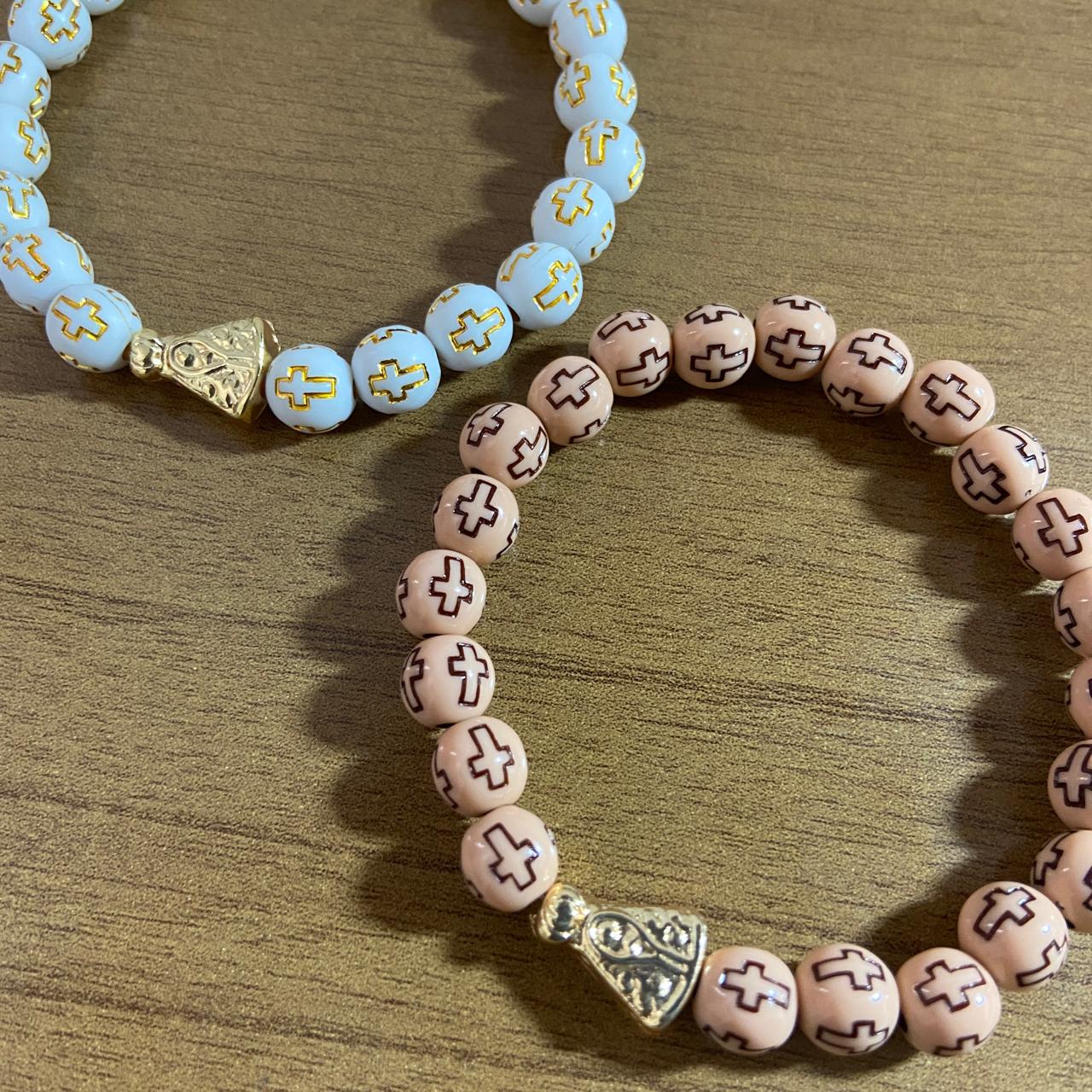 PULSEIRA PÉROLA CONTAS DECORADAS CRUZ  NOSSA SENHORA APARECIDA CORES SORTIDAS  (06 UNIDADES)