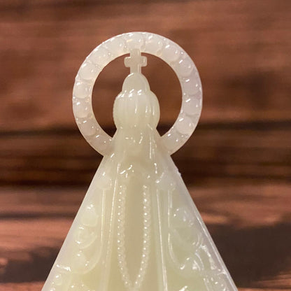 IMAGEM DE PLÁSTICO NOSSA SENHORA APARECIDA  PARA CARRO FLUORESCENTE  5,5CM (12 UNIDADES)