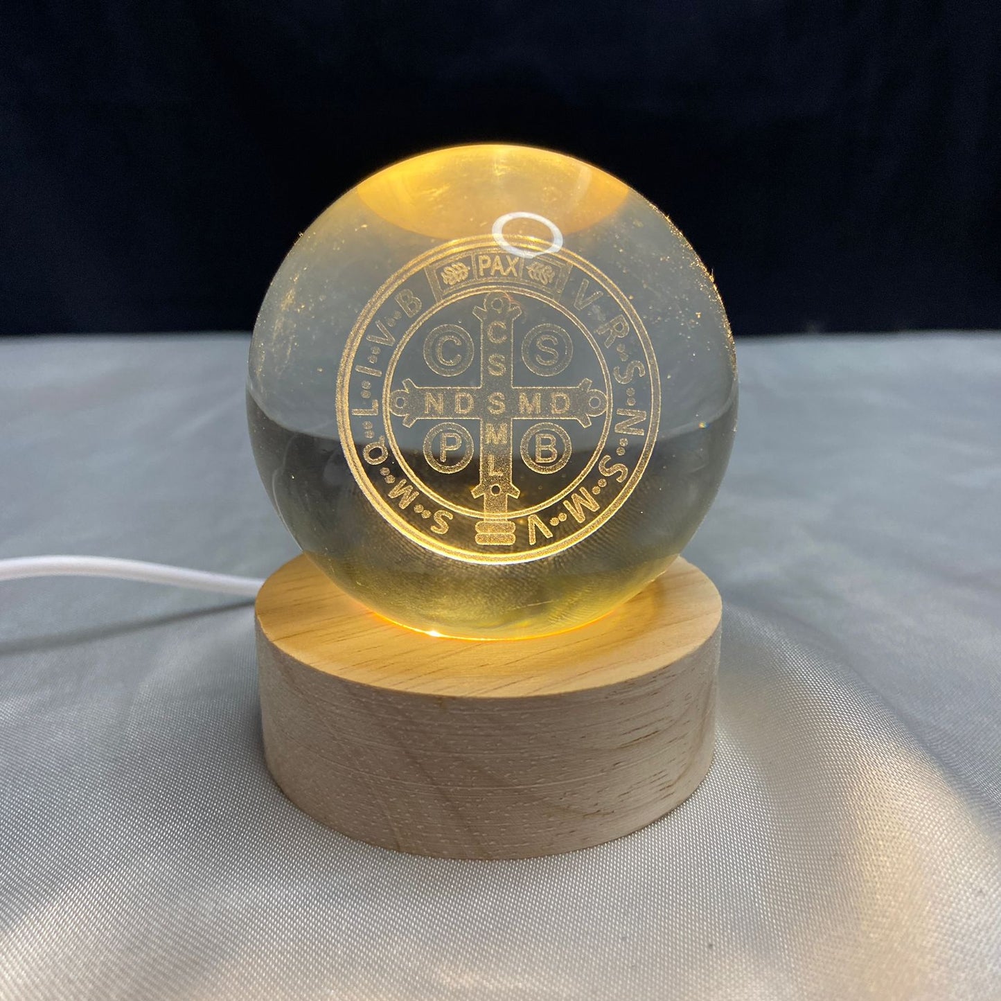 LUMINÁRIA LED BOLA DE VIDRO MEDALHA SÃO BENTO (1 UNIDADE)