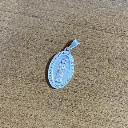 PINGENTE PRATA VELHA OVAL SÃO JUDAS TADEU EM RELEVO  (6 UNIDADES)