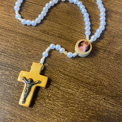 TERÇO PÉROLA MIRIM JESUS MISERICORDIOSO 06MM (12 UNIDADES)