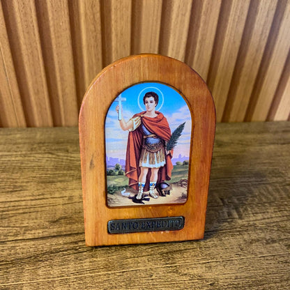 ADORNO DE MESA MADEIRA RESINADA SANTO EXPEDITO 11CM (1 UNIDADE)