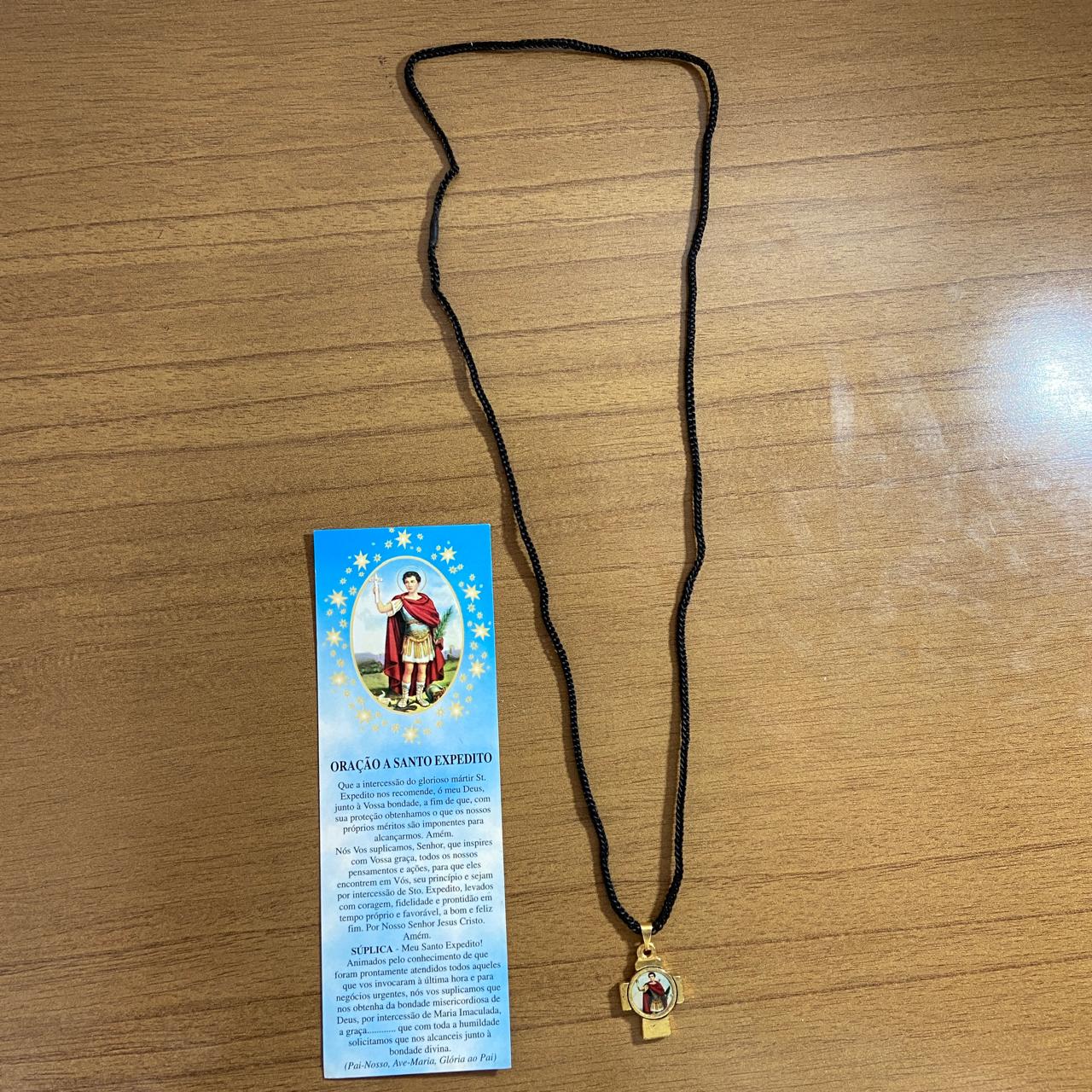 CORDÃO COM CRUZ RESINADA SANTO EXPEDITO (1 UNIDADES)